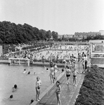 126927 Gezicht op Pesie's Zwembad aan de Poortdijk te IJsselstein, tijdens een warme zomerdag.